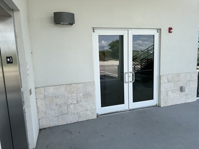 More Photos Of 116 Kenny Blvd, Haines City Loft Creative Space For Sale