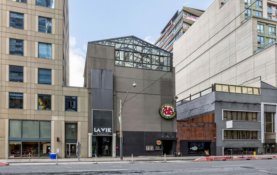 More Photos Of 224-226 Richmond St W, Toronto Storefront For Lease