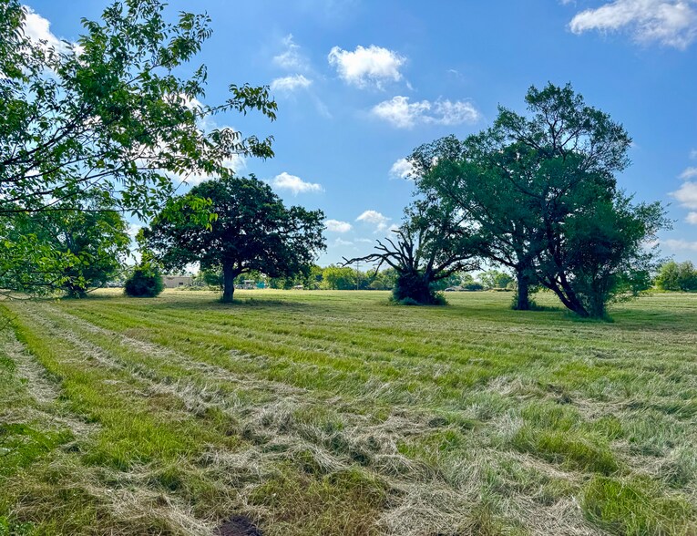 More Photos Of 300 W School St, Madisonville Light Distribution For Sale