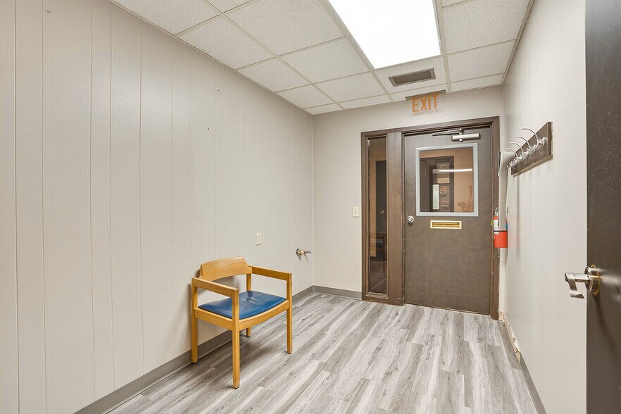 More Photos Of 1414 Arlington St, Ada Medical For Lease