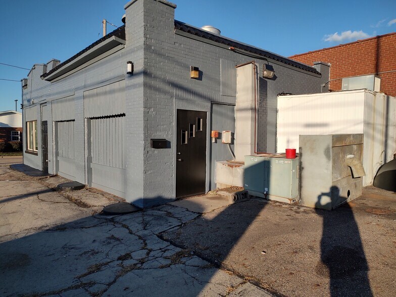 More Photos Of 2106 S Union Ave, Alliance Freestanding For Sale