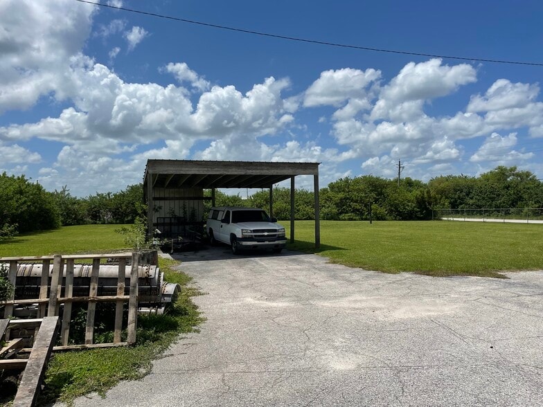 More Photos Of 2646 Lasso Ln, Lakeland Warehouse For Lease