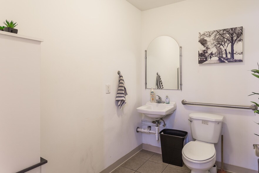 More Photos Of 1055 W 3rd Ave, Columbus Showroom For Lease