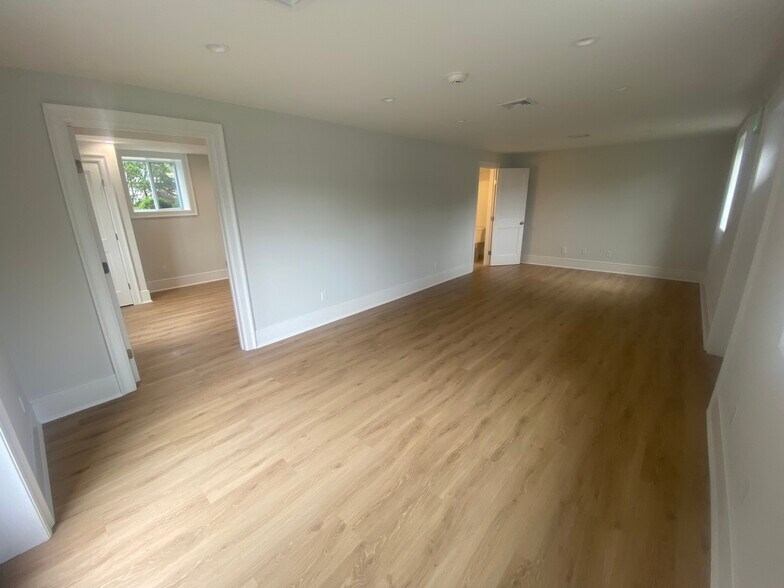 More Photos Of 78 E Putnam Ave, Cos Cob General Retail For Lease