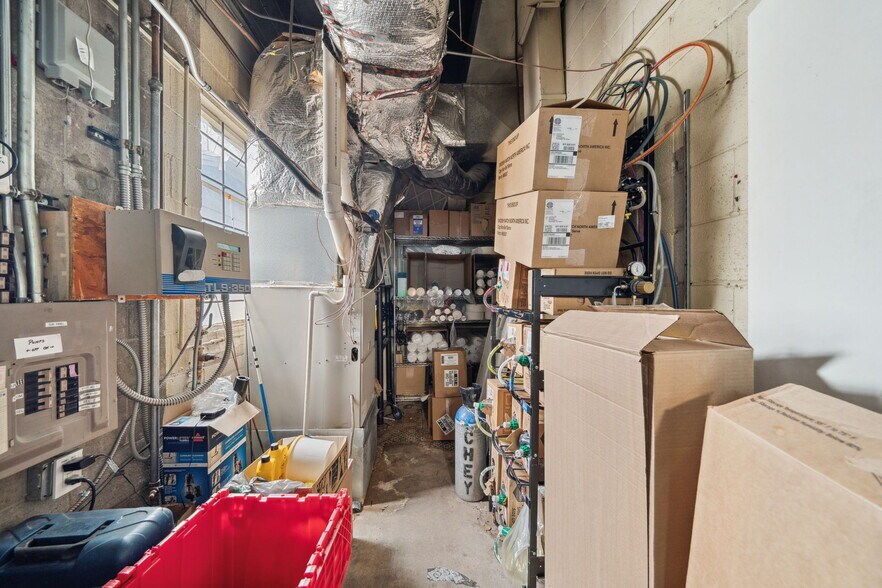 More Photos Of 901 W Pershing Blvd, Cheyenne Service Station For Sale