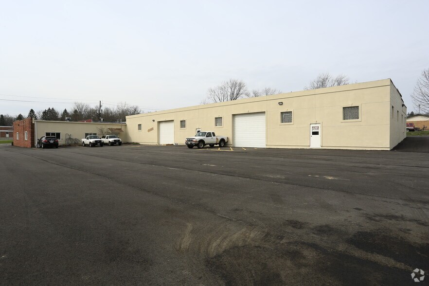 More Photos Of 514-520 Water St, Chardon Showroom For Sale