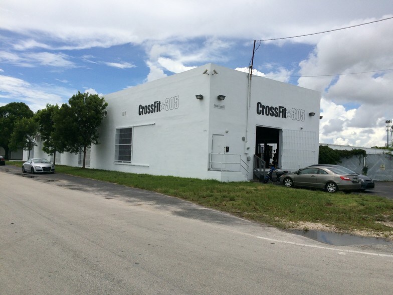 More Photos Of 301-395 NE 59th St, Miami Showroom For Lease