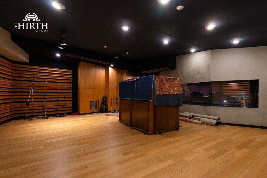 More Photos Of 11128 Weddington St, North Hollywood Movie Radio TVStudio For Sale