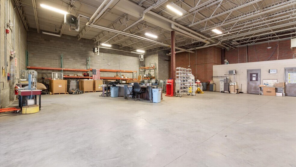 More Photos Of 22 N 1st St, Newark Light Distribution For Lease