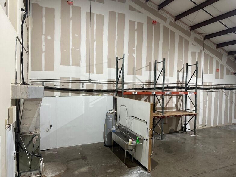 More Photos Of 3653 Regent Blvd, Jacksonville Flex For Lease