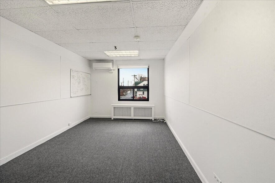 More Photos Of 20 North Ave, Larchmont Warehouse For Lease