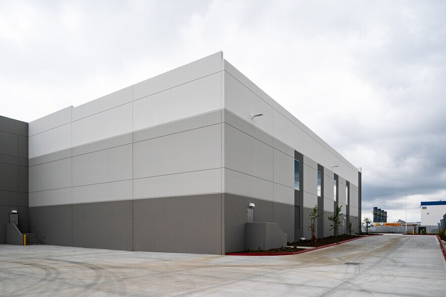 More Photos Of 3071 E Coronado St, Anaheim Warehouse For Lease