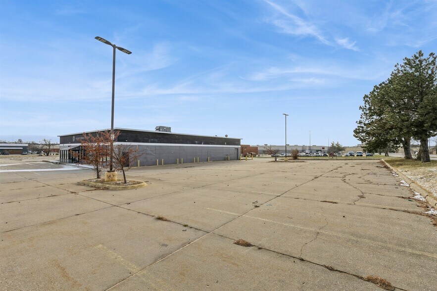 More Photos Of 1101 E Army Post Rd, Des Moines Freestanding For Sale