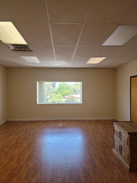 More Photos Of 18301-18307 Sherman Way, Reseda Office For Lease