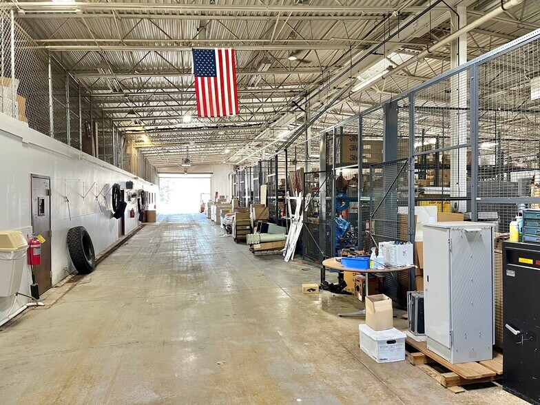 More Photos Of 1401 W Center St, Warsaw Light Distribution For Sale