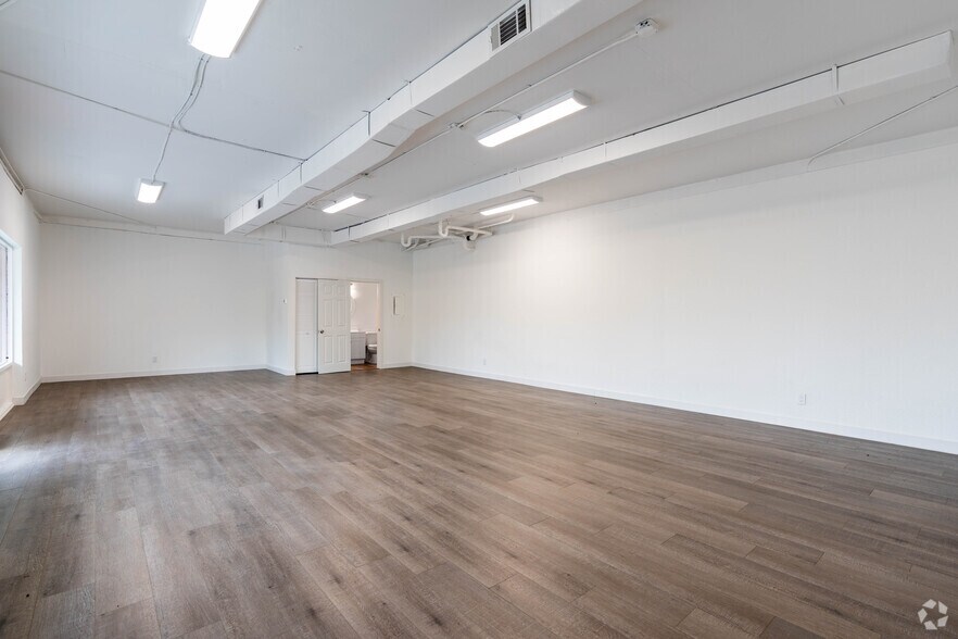 More Photos Of 16387 S Tamiami Trl, Fort Myers Storefront Retail Office For Sale