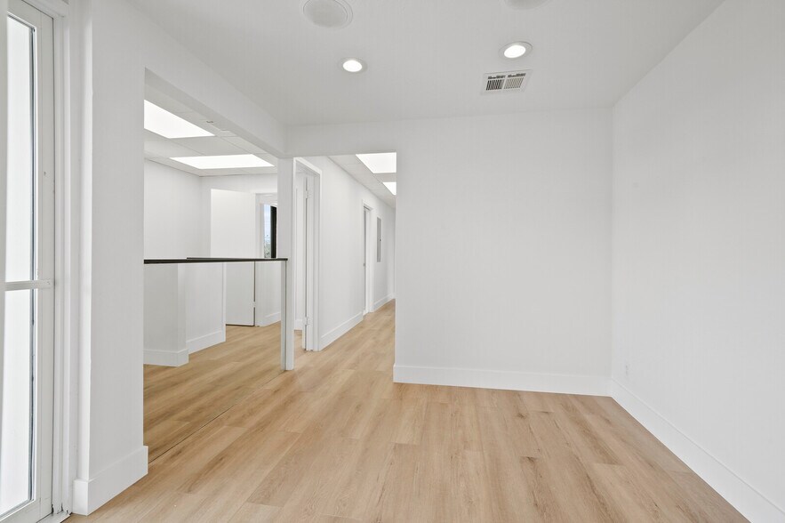 More Photos Of 4322-4334 E Tradewinds Ave, Lauderdale-by-the-Sea Loft Creative Space For Lease