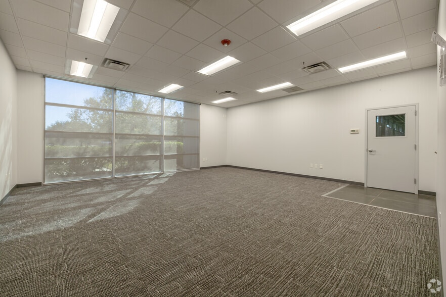 More Photos Of 12400 Presidents Ct, Jacksonville Warehouse For Lease