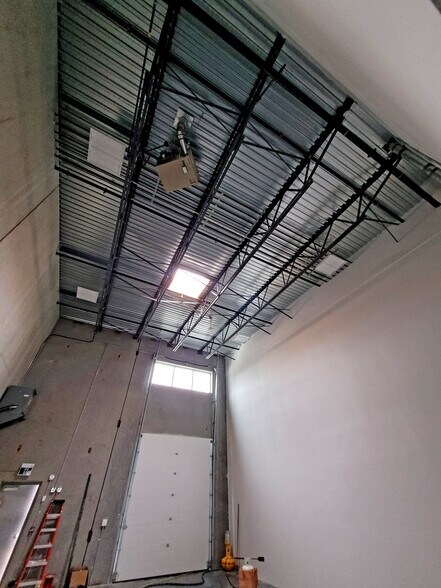 More Photos Of 950 Seaborne Av, Port Coquitlam Warehouse For Lease