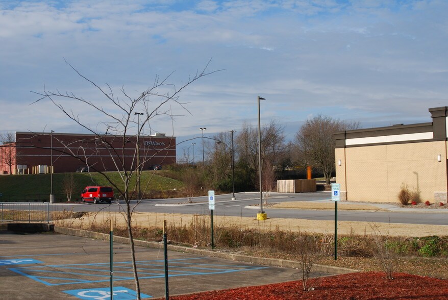 More Photos Of 7308 Shallowford Rd, Chattanooga Storefront Retail Office For Lease