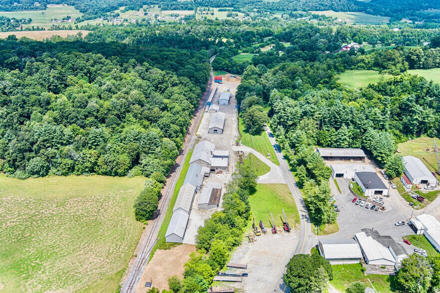 More Photos Of 8106 Intersection Rd, Glen Rock Warehouse For Lease