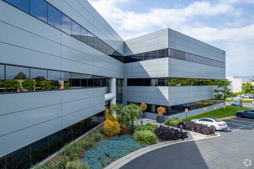 More Photos Of 15707 Rockfield Blvd, Irvine Office For Lease