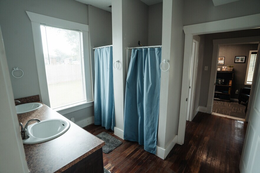 More Photos Of 8432 Park Place Blvd, Houston Office For Sale