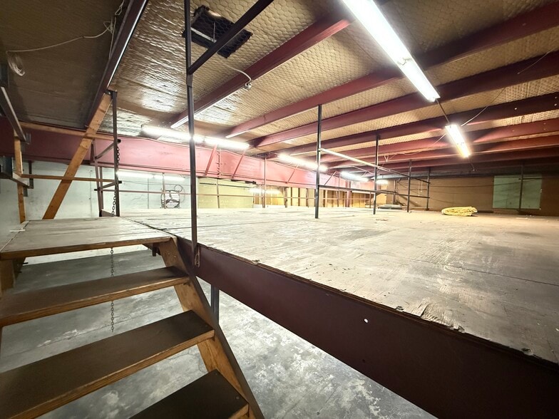 More Photos Of 11104 N Lamar Blvd, Austin Showroom For Lease