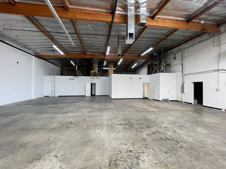 More Photos Of 19428-19434 Business Center Dr, Northridge Warehouse For Lease