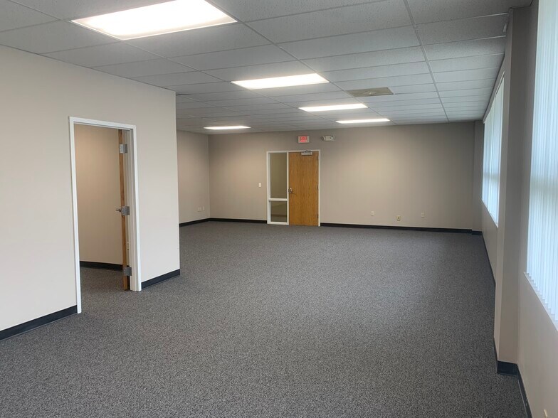 More Photos Of 1400-1420 NW Vivion Rd, Kansas City Office For Lease