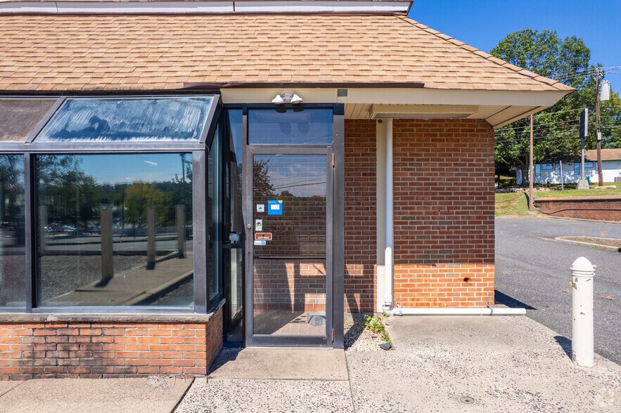 More Photos Of 1721 Dekalb Pike, Blue Bell Freestanding For Lease