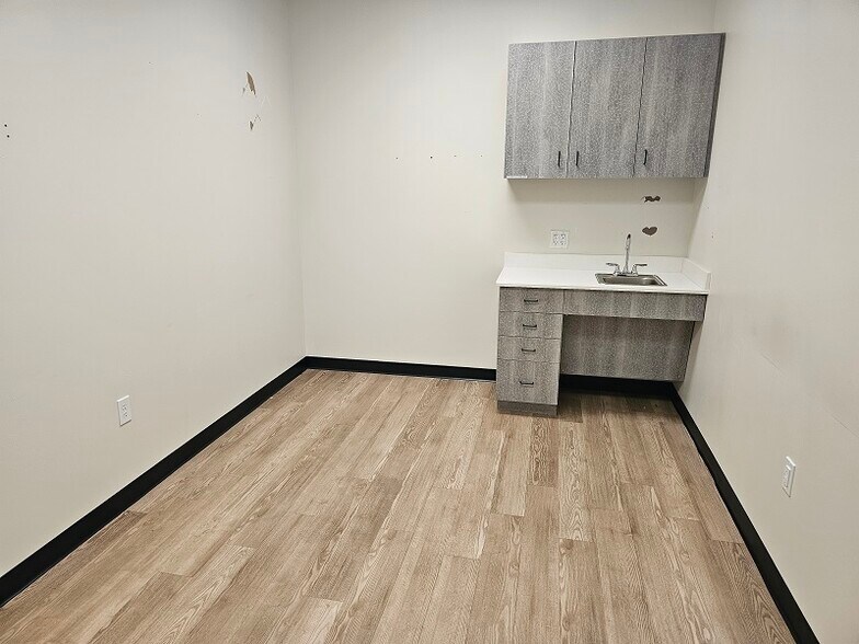 More Photos Of 4852-4854 S State Highway Ff, Battlefield General Retail For Lease