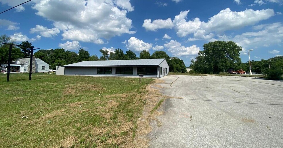 More Photos Of 394 S 00 Ew, Kokomo Showroom For Sale