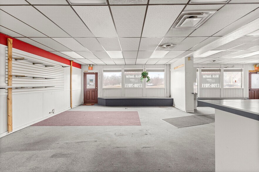 More Photos Of 26905 Plymouth Rd, Redford Township Freestanding For Lease