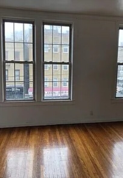 More Photos Of 3182 E Tremont Ave, Bronx Apartments For Lease