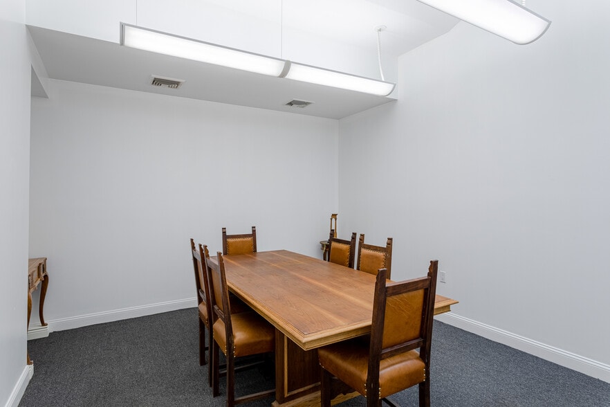 More Photos Of 234 Russell St, Brooklyn Showroom For Lease