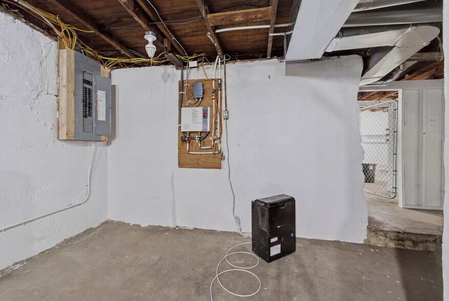 More Photos Of 307 E 23rd St S, Independence Office For Sale