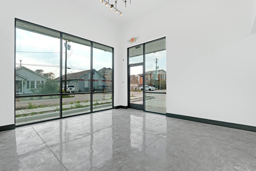 More Photos Of 9228 Kingsville St, Houston Warehouse For Lease