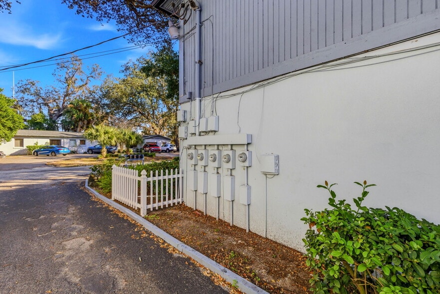 More Photos Of 9208 N Connechusett Rd, Tampa Apartments For Sale