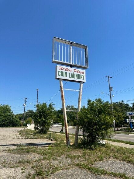 More Photos Of 306 W Willow St, Lansing General Retail For Sale