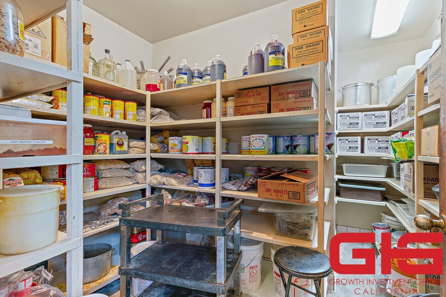 More Photos Of 14745 Palmdale Rd, Victorville General Retail For Sale