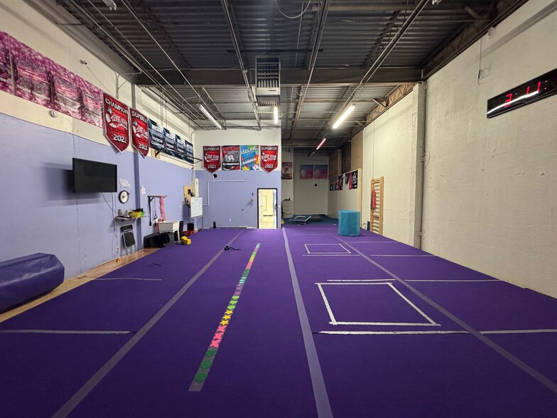 More Photos Of 8325-8339 Nieman Rd, Lenexa Flex For Lease