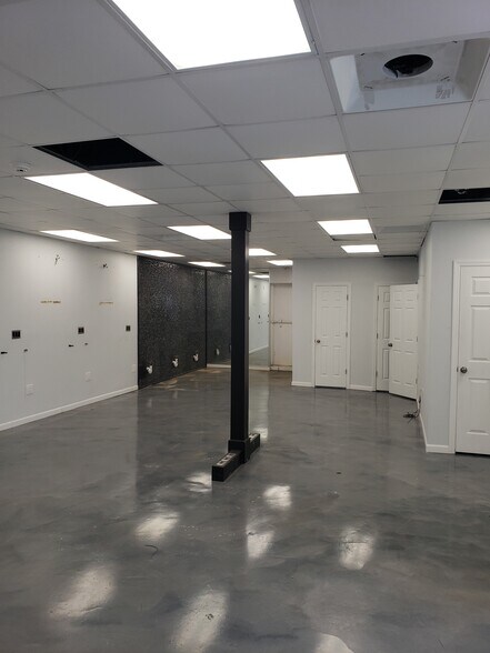 More Photos Of 180 W Sunrise Hwy, Lindenhurst Storefront For Lease