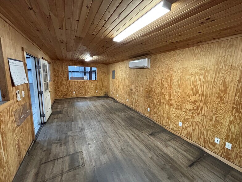 More Photos Of 111 Commerce Cir E, Greenwood Manufacturing For Lease