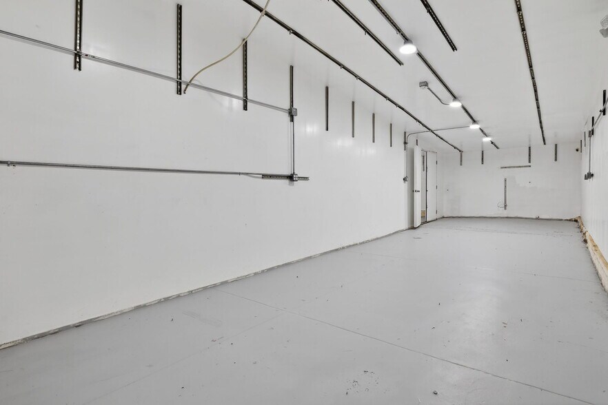 More Photos Of 9939 Commerce Ave, Tujunga Storefront For Sale