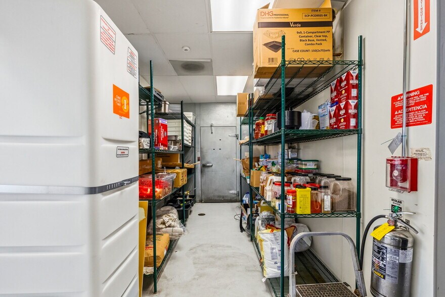 More Photos Of 465 N Fairfax Ave, Los Angeles Fast Food For Lease