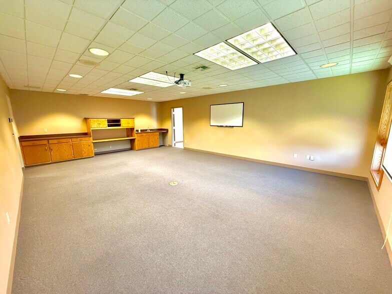 More Photos Of 321 S Blanchard St, Findlay Office For Sale
