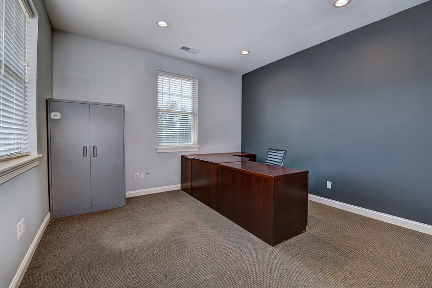 More Photos Of 10609-10611 Watterson Center Ct, Louisville Office For Sale