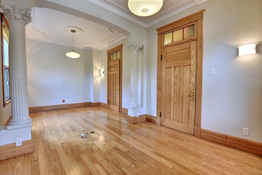 More Photos Of 510-512 Décarie Boul, Saint-Laurent Loft Creative Space For Sale