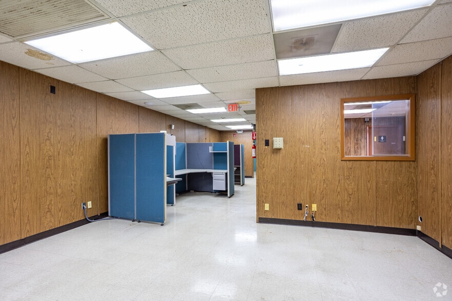 More Photos Of 912 E Walnut St, Garland Manufacturing For Lease